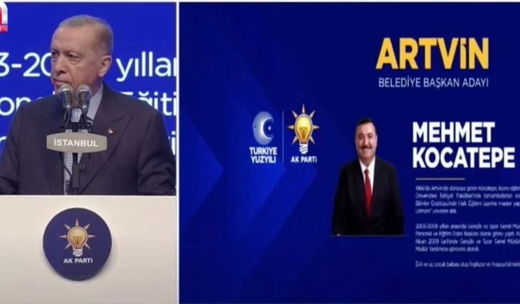 VIDEO / Erdogani tërbohet me kandidatin e tij pas e la të priste dy minuta në podium