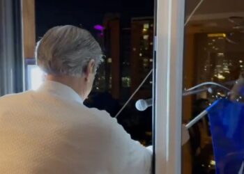 Berishës “nuk i ndahet shpirti” nga fjalimet në dritare, komunikon me mbështetësit: Po cenohet fjala e lirë