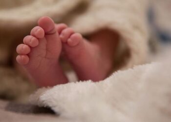 Kaloi në temperaturë të lartë, foshnja shqiptare ndërron jetë në spital në Greqi