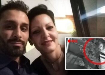 VIDEO/ E vranë barbarisht dhe e futën në një sënduk, ja momenti ku dy autorët largojnë trupin e 41 vjeçares shqiptare nga banesa