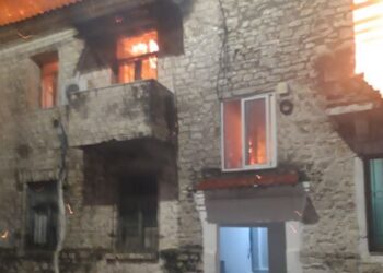 Përfshihet nga zjarri pallati në Memaliaj, digjen 3 apartamente, shkak dyshohet një pajisje elektrike