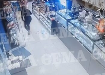 VIDEO/ Si në filma! Grabitësit i vënë armën në kokë shitëses, vjedhin duhan dhe para