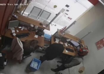 VIDEO/ Arrestohen shqiptarët në Greqi, momenti kur grabisin zyrën postare nën kërcënimin e armës
