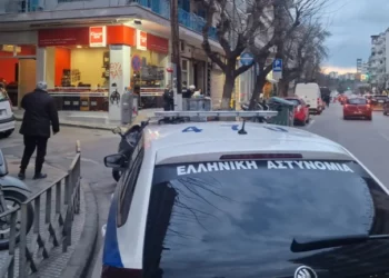 E rëndë, vëllai jeton me motrën e vdekur në banesë prej javësh. Policia hyn me forcë në apartament