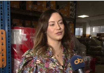 Vajza që merret me makinat/ 25 vjeçarja menaxhon biznesin familjar, përfundoi studimet në financë. Vijoi nismën e familjes