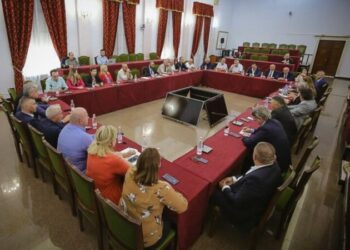 Debati i plotë në grupin e opozitës: Nga qeveria ‘hije’ pa Berishën, te ‘zgjedhorja’, ‘çimkat’ në mbledhje e deputetët që ikën!