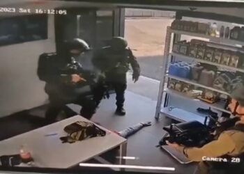 VIDEO/ Pamjet virale: Ushtarët izraelitë godasin dhe shkelmojnë punëtorin palestinez në pikën e karburantit