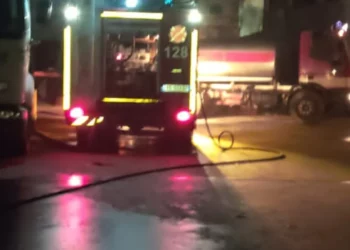 Bombola shkakton zjarr në banesë, plagosen nënë e bir në Fushë Krujë. Përfundojnë te Trauma
