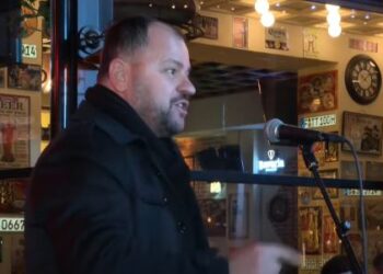 Lefteri mbërrin poshtë pallatit të Berishës: “Shqiponjën” nuk e godasin dot, ne do ta ndjekim kudo në SPAK e sheshe