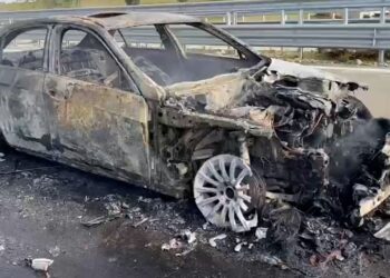 “Benz-i” merr flakë në autostradën Fier-Vlorë, shpëton mrekullisht shoferi