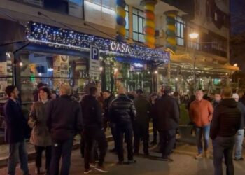 Berisha në arrest shtëpie, mbështetësit mblidhen sërish poshtë banesës së tij