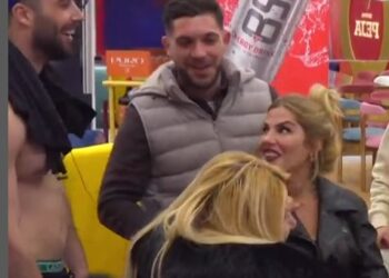 VIDEO/ Meritoni i afrohet gjysmë i zhveshur, Meri Shehu “tundohet” rëndë: Me ty ia vlen një…!