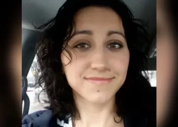 Emri/ Nëna në kërkim për vrasjen e 2 fëmijëve të saj arrestohet, fillimisht e paraqiti ngjarjen si…!