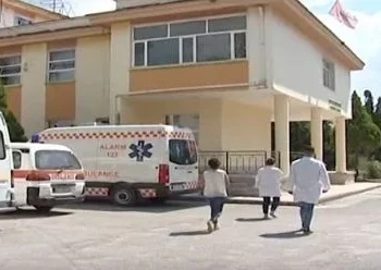 E rëndë në Ersekë/ Shkoi në spital për ndihmë, ndërron jetë sapo mbërriti te shkallët