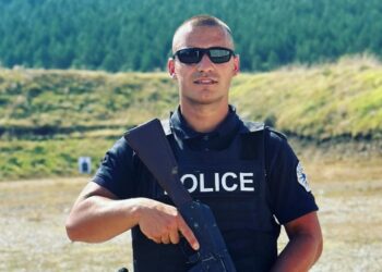 Polici e lë Kosovën në ditën e parë të lëvizjes pa viza, nëna e tij: Rrugë të mbarë bir, ti ma bëj hallall…!