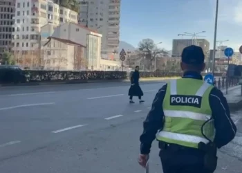 Policia nis gjobitjen e këmbësorëve që nuk kalojnë mbi vizat e bardha