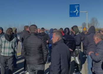 Protestë në autostradën Thumanë-Kashar, mes tyre edhe deputetja e PD. Banorët: Demonstrojmë për bukën e gojës