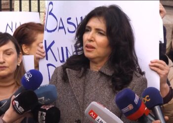 Noka e Bardhi goditën Açkën, protestë para kryesisë së Kuvendit! Zëdhënësja e PD: Dhuna verbale e deputetëve ndaj kolegeve, e papranueshme