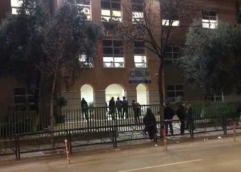 VIDEO/ Sherr masiv mes të rinjve në gjimnazin “Qemal Stafa”, ka disa të lënduar