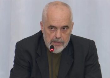 Kaosi në Kuvend, Rama: ‘Lufta’ bëhet për problemin që ka një person me drejtësinë! Ka kaluar nga parlamenti në ballkon…!