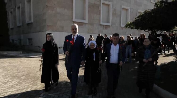 Fotolajm/ Përdore me familjarët, Rama homazhe në vendin ku u vranë 4 protestuesit e 21 Janarit