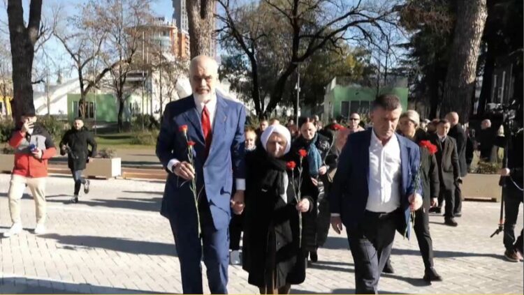 Fotolajm/ Përdore me familjarët, Rama homazhe në vendin ku u vranë 4 protestuesit e 21 Janarit