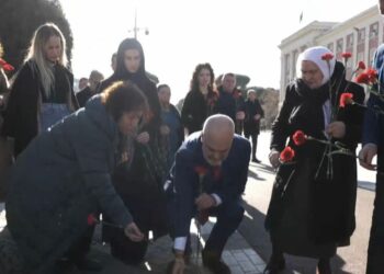 Fotolajm/ Përdore me familjarët, Rama homazhe në vendin ku u vranë 4 protestuesit e 21 Janarit