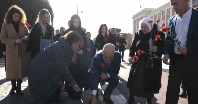 Fotolajm/ Përdore me familjarët, Rama homazhe në vendin ku u vranë 4 protestuesit e 21 Janarit