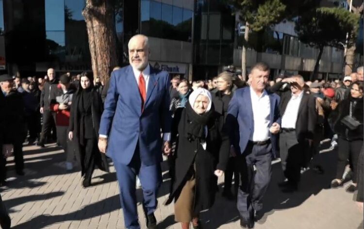 Fotolajm/ Përdore me familjarët, Rama homazhe në vendin ku u vranë 4 protestuesit e 21 Janarit