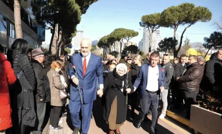 Fotolajm/ Përdore me familjarët, Rama homazhe në vendin ku u vranë 4 protestuesit e 21 Janarit