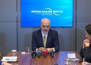 LIVE/ Rama bashkëbisedim me gazetarët në Shkup, flet për darkën me Kurtin e Vuçiç
