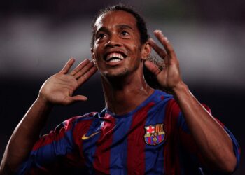 FOTOT/ Futbollisti i famshëm brazilian Ronaldinho shfaqet si model në Javën e Modës në Paris