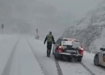 Reshje të dendura dëbore në Rrugën e Arbrit, policia: Qarkullimi vetëm me zinxhirë