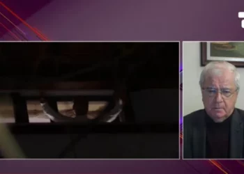 “Është i prapambetur”, Ngjela komenton Berishën pasi foli me mbështetësit nga dritarja e banesës: Do rrijë i lidhur në birucë