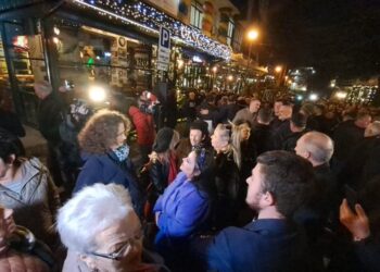 FOTOT/ Po falimentojnë, nis shitja e bizneseve në Rrugën e Salës: Hanë e pinë, po ikin pa paguar!
