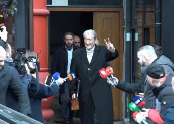 FOTOLAJM / Berisha del për herë të parë nga banesa që prej 30 dhjetorit