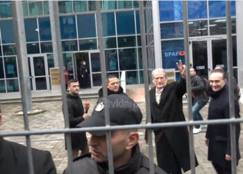 VIDEO / “O të morsha të ligat”, militantët brohorasin Berishën pas hekurave të SPAK