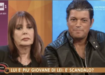Këngëtarja e njohur italiane braktis vendlindjen për Durrësin, burri bën tatuazh shqiponjën