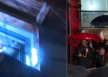 Mbështetësit e Berishës poshtë dritares në shi, ish-kryeministri vijon fjalimet nga shtëpia: Luftoni për lirinë tuaj, të rrënojmë ëndrrën e Edi Ramës!