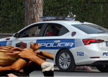 Emrat/ Sherr në Peqin, askush nuk i ndan: Burri dhe gruaja rrihen me njëri-tjetrin!