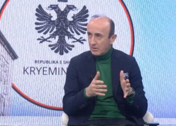 Deputeti Sula kundër Berishës për protestat e militantëve poshtë ballkonit të tij: Duhet të dalë e t’u kërkojë të ikin! S’është zgjidhje