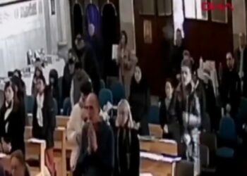 VIDEO/ Momenti i sulmit me armë brenda kishës në Turqi