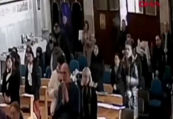 VIDEO/ Momenti i sulmit me armë brenda kishës në Turqi