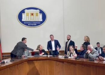 Bllokuan komisionin e Reformës Zgjedhore/ PS kërkon përjashtimin e 19 deputetëve të grupit Berisha-Bardhi