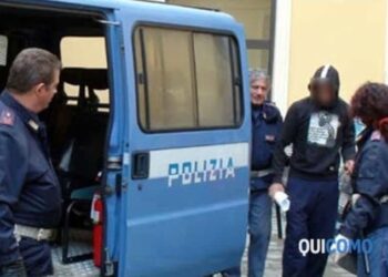 Filmonte personat me aftësi të kufizuara teksa i shante dhe i rrihte, dëbohet nga Italia shqiptari