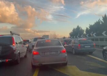 Fluks i lartë/ Trafik i mbingarkuar në autostradën Tiranë- Lezhë, fluks i madh automjetesh