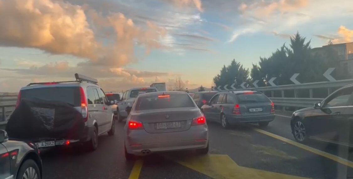 Fluks i lartë/ Trafik i mbingarkuar në autostradën Tiranë- Lezhë, fluks i madh automjetesh