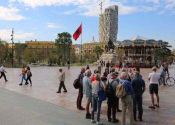 Turizëm i “kripur”, shqiptarët e të huajt do të paguajnë deri në 35% më shumë