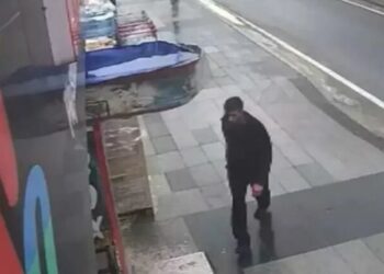 VIDEO/ Panik në rrugët e Stambollit, një burrë godet me thikë 11 kalimtarë. Policia vijon kërkimin