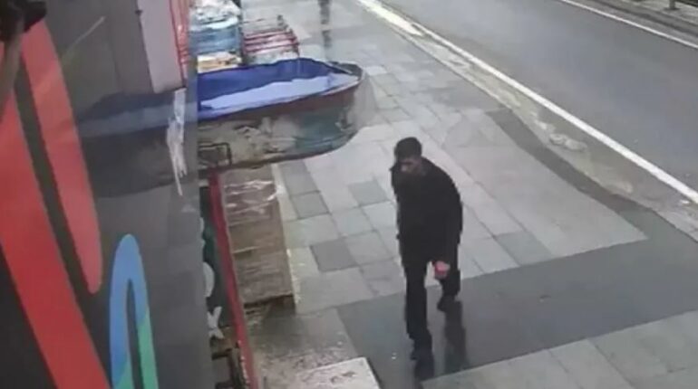 VIDEO/ Panik në rrugët e Stambollit, një burrë godet me thikë 11 kalimtarë. Policia vijon kërkimin